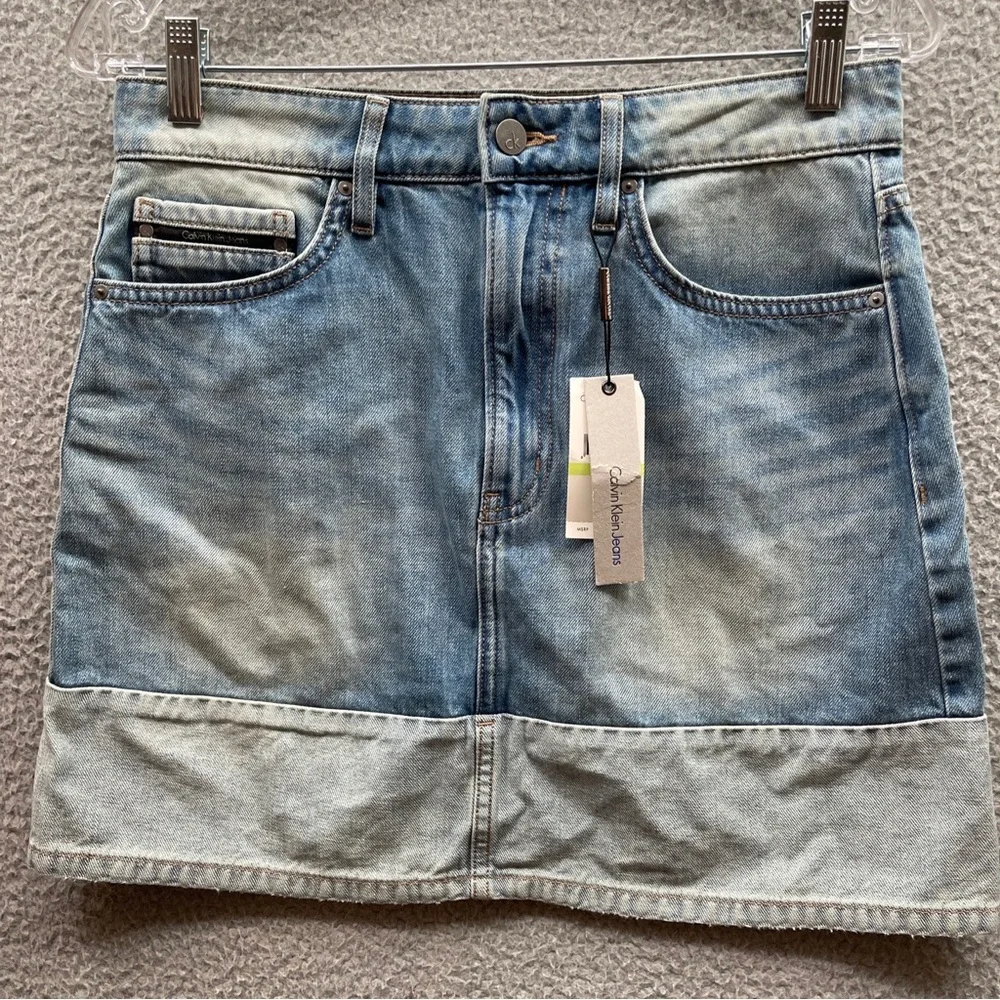 Calvin Klein denim mini skirt Size 30 w/pockets new w/tags distressed stone blue - Picture 3 of 14